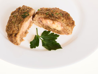 Биточек мясной с ветчиной и сыром